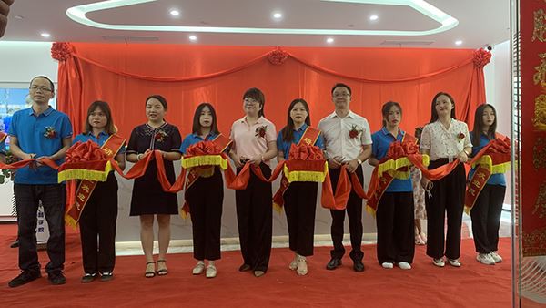 Ag Ceiliúradh Ár mBogadh go Teach Nua! Searmanas Oscailte Feistiú Tí na Cuide...